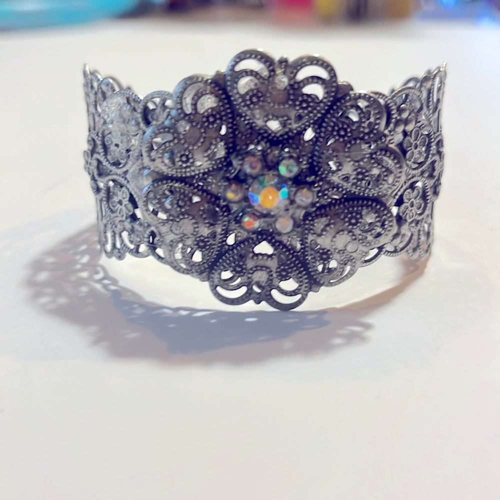 NWOT. Cuff Filigree Heart Crystal Bracelet